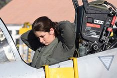 Agustin Rossi con la teniente Sofía Vier piloto de caza Foto: ALF PONCE / MDZ