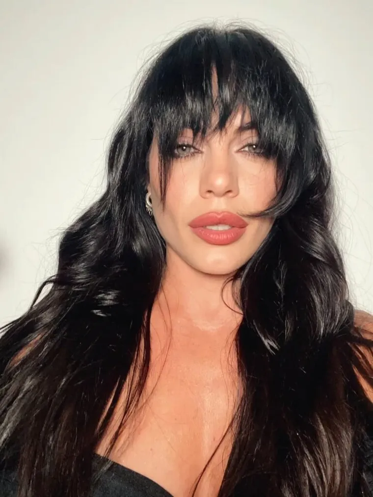 El flequillo desmechado de Emilia Attias. El flequillo desmechado de Emilia Attias.