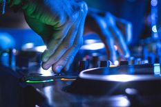 polemica: mira a quien eligieron como el mejor dj del mundo