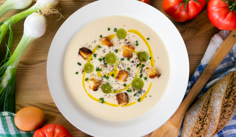 Esta receta es una de las sopas frías más antiguas de España, anterior al gazpacho de tomate. Esta receta es una de las sopas frías más antiguas de España, anterior al gazpacho de tomate.