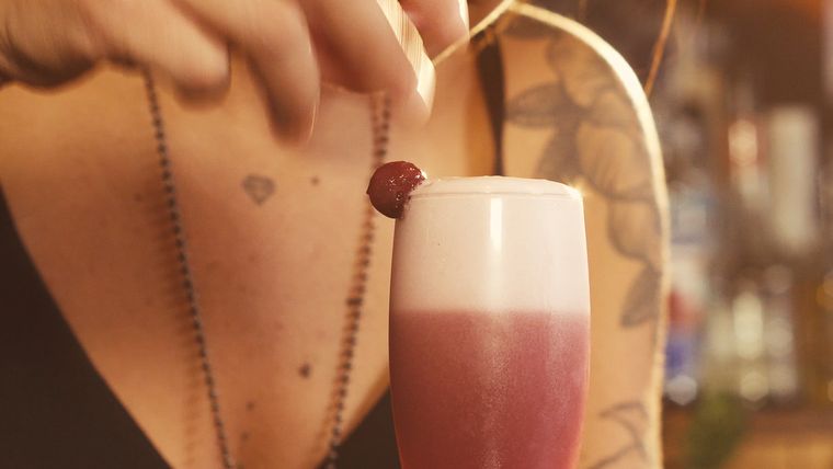 La coctelería con vinos gana cada vez más fanáticos por su capacidad de mezclar aromas y sabores con creatividad. Entre sus estrellas, el Malbec Sour se destaca como un cóctel original, fresco y perfecto para cualquier ocasión. La coctelería con vinos gana cada vez más fanáticos por su capacidad de mezclar aromas y sabores con creatividad. Entre sus estrellas, el Malbec Sour se destaca como un cóctel original, fresco y perfecto para cualquier ocasión.