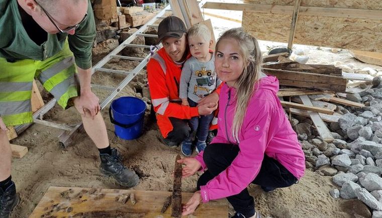 tumba vikinga Noruega Los propietarios de la casa llamaron a expertos para analizar el sitio. Foto: Twitter / Sciencianorway.no