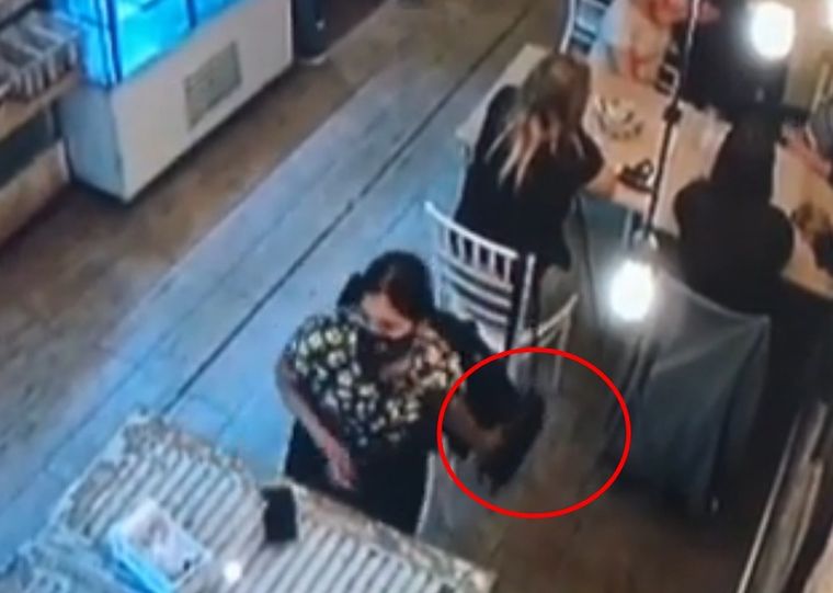 Al acecho Cuando ve el momento oportuno, la ladrona estira la mano y se lleva el botín.