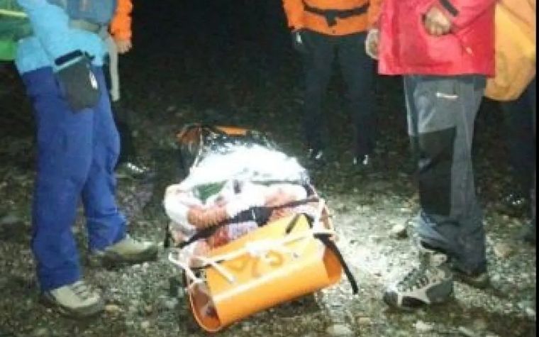 En un operativo de rescate extremo que demandó ocho horas en la cordillera de Neuquén, se logró asistir a una anciana aislada por la nieve.