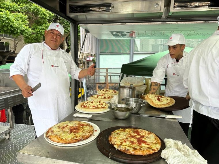 La Asociación de Pizzerías y Casas de Empanadas de la República Argentina hizo una degustación gratis Foto: Victoria Urruspuru / MDZ