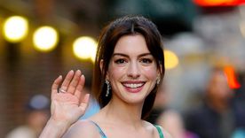 Anne Hathaway y Dakota Johnson apuestan por un mismo estampado en diferentes looks Foto: Vogue