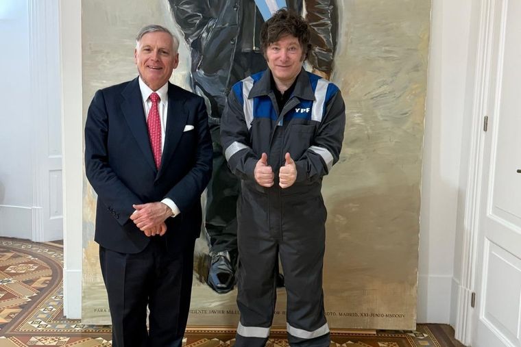 Milei y el economista español posan para la foto Foto: X