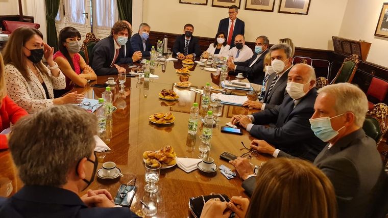 La reunión de senadores de la UCR.