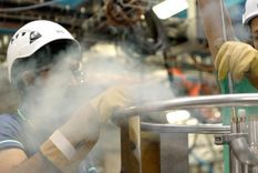 Ingenieros de la CERN añaden helio líquido al sistema para mantener la antimateria a menos 270 grados celcius, la temperatura más fría posible cerca del cero absoluto. Foto: BBC Mundo