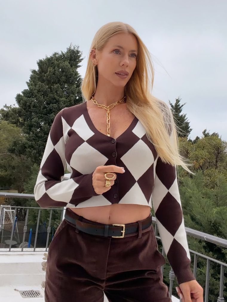 La modelo combinó un cardigan cropped con diseño argyle y un pantalón aterciopelado marrón. La modelo combinó un cardigan cropped con diseño argyle y un pantalón aterciopelado marrón.