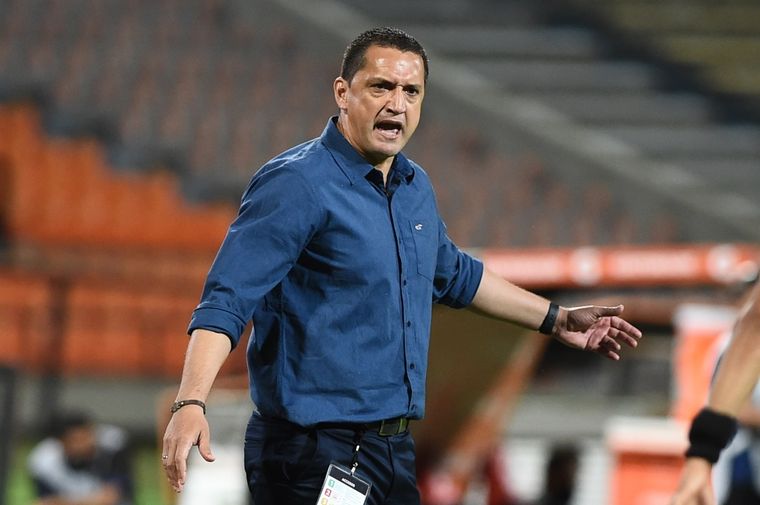 Aldo Bobadilla Bobadilla pierde cargo de DT en Independiente Medellín e insulta a periodista colombiano Foto: EFE