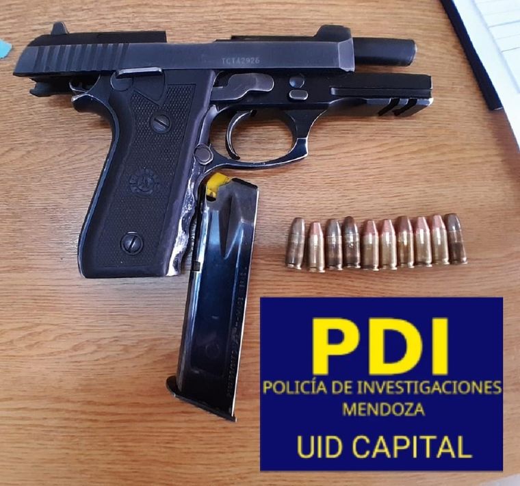 Arma reglamentaria de la policía recuperada Foto: Ministerio de Seguridad.