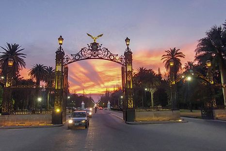 Los imponentes portones del Parque General San Martín comprados en Europa a principios del siglo XX. Los imponentes portones del Parque General San Martín comprados en Europa a principios del siglo XX.