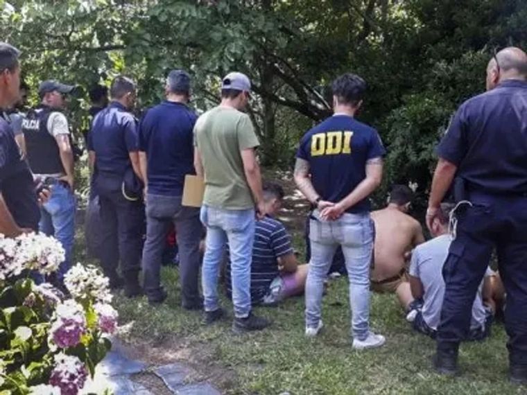 Los agresores fueron encontrados en un domicilio en Villa Gesell. Los agresores fueron encontrados en un domicilio en Villa Gesell.