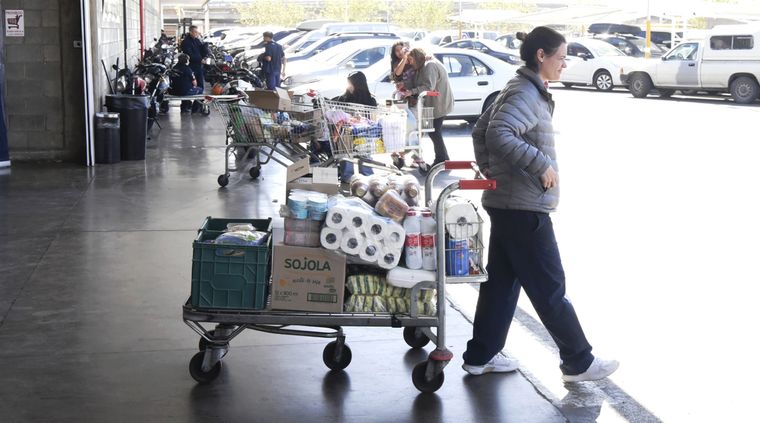 Los almaceneros aseguran que las familias viven el día a día a la hora de hacer compras Foto: Rodrigo DAngelo / MDZ