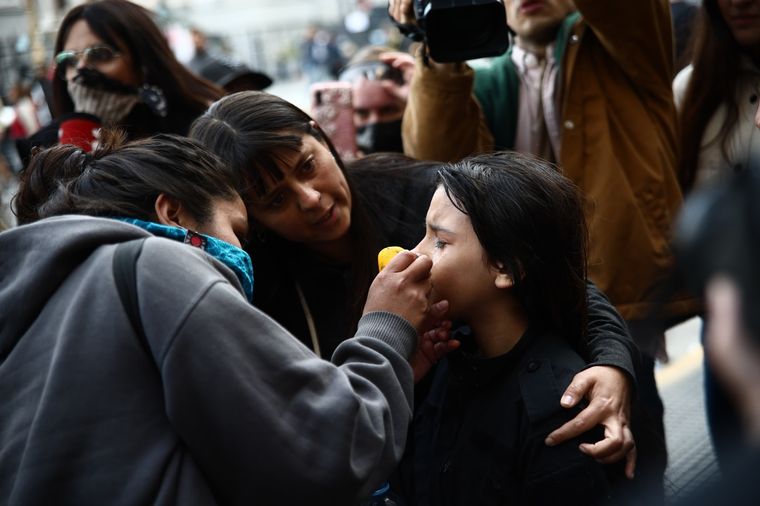 Niña de 10 años fue gaseada en el Congreso durante la represión policial. Foto: Camila Alonso Suárez