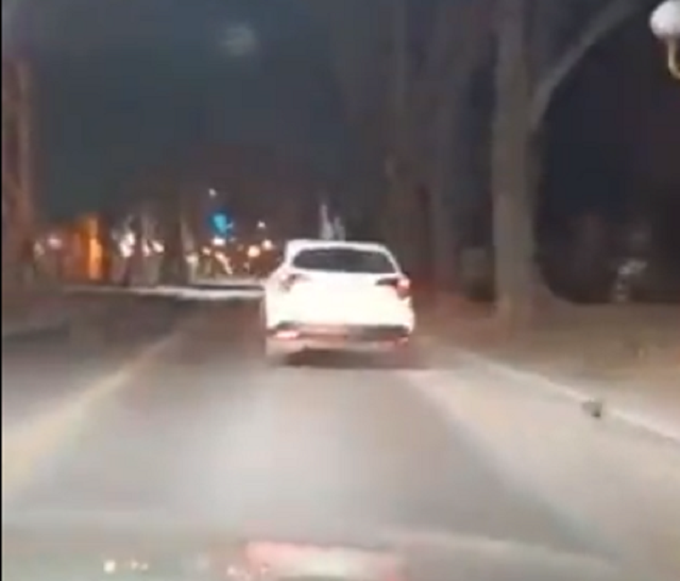 La mujer conducía de forma imprudente Foto: Captura de video.