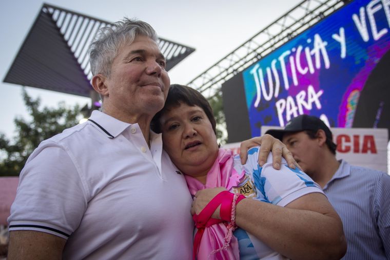 Gloria Romero, la mamá de Cecilia, junto a su abogado, Fernando Burlando Foto: Telam