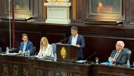 Por primera vez en la Legislatura bonaerense, un gobernador da un discurso de apertura de sesiones ordinarias parado frente a un atril Por primera vez en la Legislatura bonaerense, un gobernador da un discurso de apertura de sesiones ordinarias parado frente a un atril