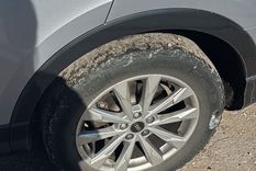 El asfalto fresco sobre los autos en El Challao.