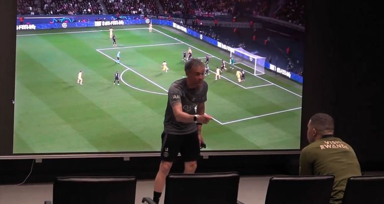Luis Enrique y Mbappé en una arenga especial. Foto: Captura