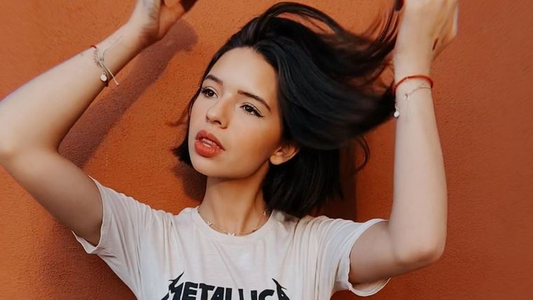 El drástico cambio de look de Ángela Aguilar le sentaba bien ya que ella se ocupó de acompañarlo con un cambio de tonos en su ropa. Foto: Las Estrellas
