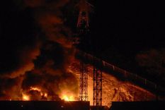 Imagen del incendio en Fuerte Tiuna, el mayor complejo militar de Venezuela, tras una serie de explosiones en Caracas el 3 de enero de 2026.