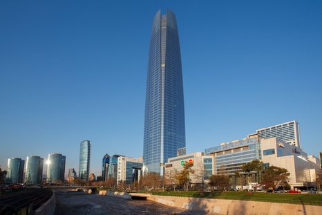 La Gran Torre Costanera domina el skyline de Santiago, a orillas del río Mapocho y junto al centro comercial Costanera Center.