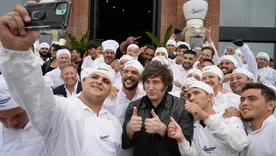 Javier Milei con los heladeros de Luccianos. Foto: NA