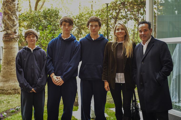 Adrián Yacopini junto a su esposa Paola Alund y sus hijos Goyo, Franco y Tobías. Adrián Yacopini junto a su esposa Paola Alund y sus hijos Goyo, Franco y Tobías.