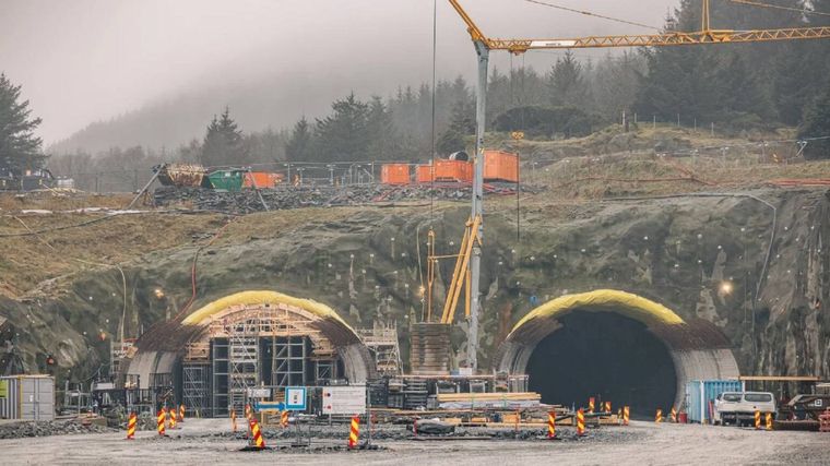 La construcción del puente avanza y esperan terminarlo para 2030. La construcción del puente avanza y esperan terminarlo para 2030.