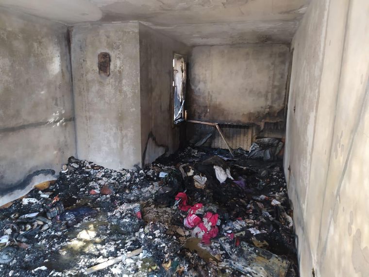 Una de las habitaciones consumida por las llamas en la casa de Chacras de Coria