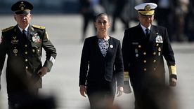 Sheinbaum junto al secretario de Defensa, Ricardo Trevilla Trejo (izq.) y el almirante Raymundo Pedro Morales, el pasado 10 de febrero.