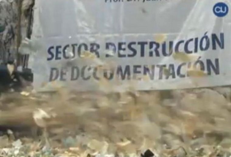 En mil pedazos salen destruídos.