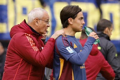 Paulo Dybala y Claudio Ranieri se acercaron al improvisado altar en Anfield, dejaron flores y guardaron un minuto de silencio para recordar a la figura de Liverpool. Paulo Dybala y Claudio Ranieri se acercaron al improvisado altar en Anfield, dejaron flores y guardaron un minuto de silencio para recordar a la figura de Liverpool.