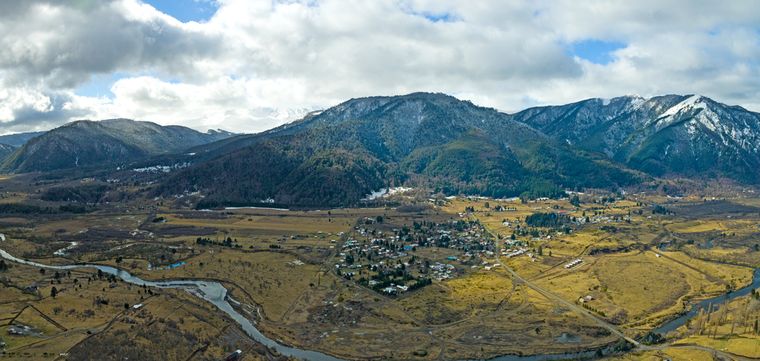 En otoño, este pueblo se llena de tonos rojizos y anaranjados que transforman el paisaje cordillerano. En otoño, este pueblo se llena de tonos rojizos y anaranjados que transforman el paisaje cordillerano.