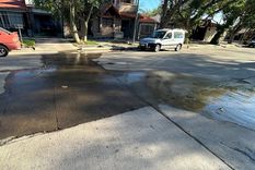 El caño roto en barrio San Ignacio ha dejado a los vecinos con presión mínima de agua. Foto: ALF PONCE MERCADO / MDZ El caño roto en barrio San Ignacio ha dejado a los vecinos con presión mínima de agua. Foto: ALF PONCE MERCADO / MDZ