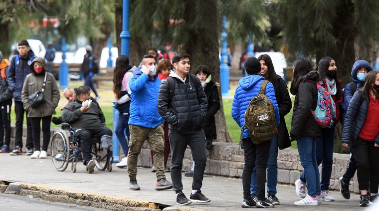 Los mendocinos ya circulan en las calles con más abrigo del habitual, producto de los primeros fríos. Foto: ALF PONCE MERCADO / MDZ