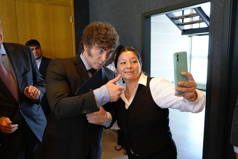 Javier Milei celebró que la pobreza en el tercer trimestre haya dado abajo de 40%. Foto: Presidencia