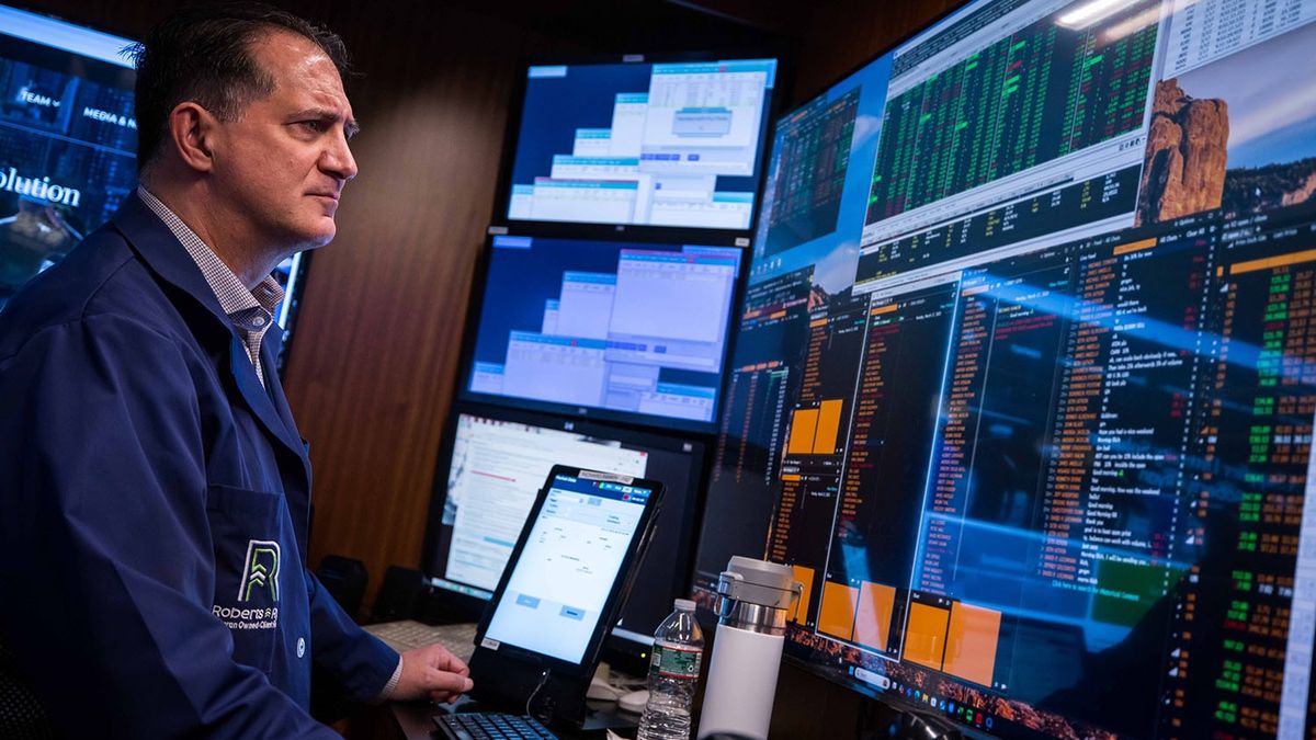 Tras los anuncios de Scott Bessent, los bonos operan con subas y las acciones cotizan mixtas en Wall Street