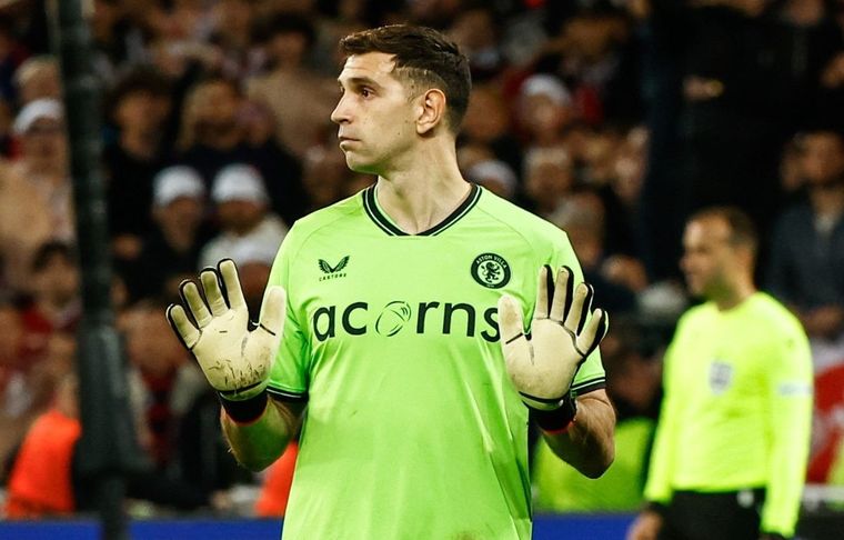 Dibu Martínez y el Aston Villa... ¿conflicto en puerta? Foto: EFE