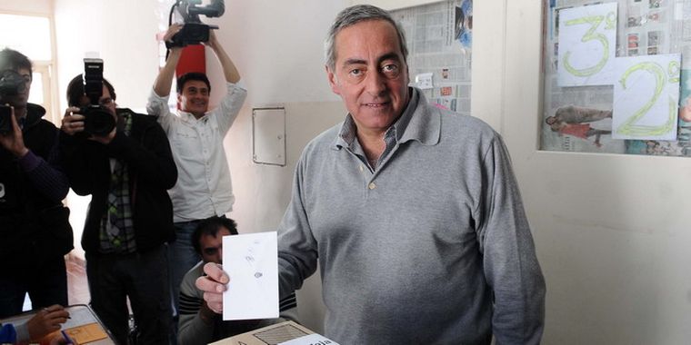 Fayad, al momento de emitir su voto. Foto: MDZ/Alf Ponce