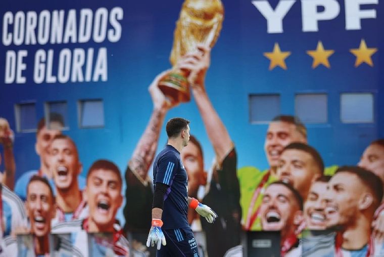 El Dibu, con la imagen de Leo levantando la Copa. Foto: Instagram: @emi_martinez26