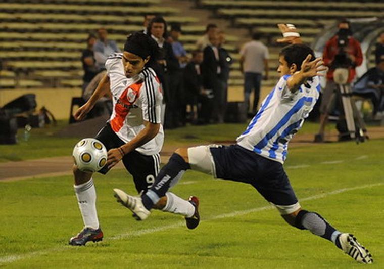 River y Racing juegaron en Mendoza otro de los clásicos de verano. Foto: Télam