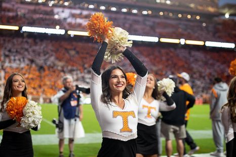 Viral: el personal de seguridad irrumpió en el show de medio tiempo de un partido de fútbol americano Animadoras del equipo de baile de la Universidad de Tennessee. Foto: Instagram