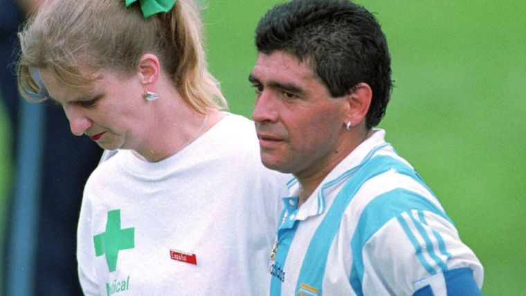 Maradona y Sue Carpenter, la enfermera que se volvería famosa. Foto: archivo