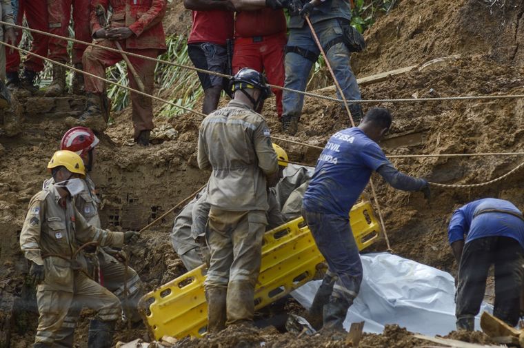 Bomberos trabajan en el área de un deslizamiento de tierra provocado por fuertes lluvias hoy, en el barrio Córrego do Jenipapo de la ciudad de Recife (Brasil) Foto: EFE