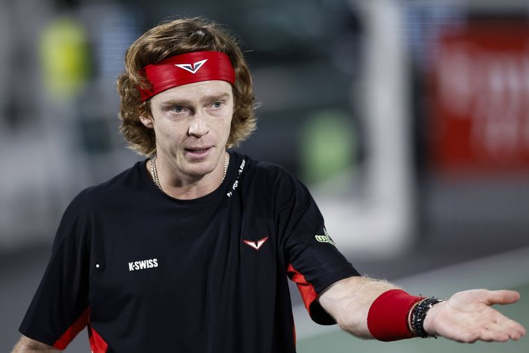 El ruso tuvo una inesperada reacción. Foto: EFE