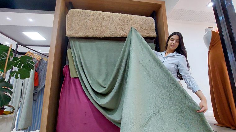 Texturas gamuzadas en tonos tierra dominan las tendencias de esta temporada en Mendoza.