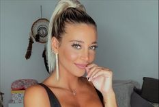 de espaldas y al sol: sol perez deslumbro a todos con una foto acostada en una cama inflable